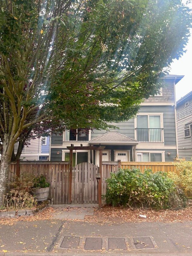 Primary Photo - Available 1/0! Cozy townhouse in the Mt Baker neighborhood.