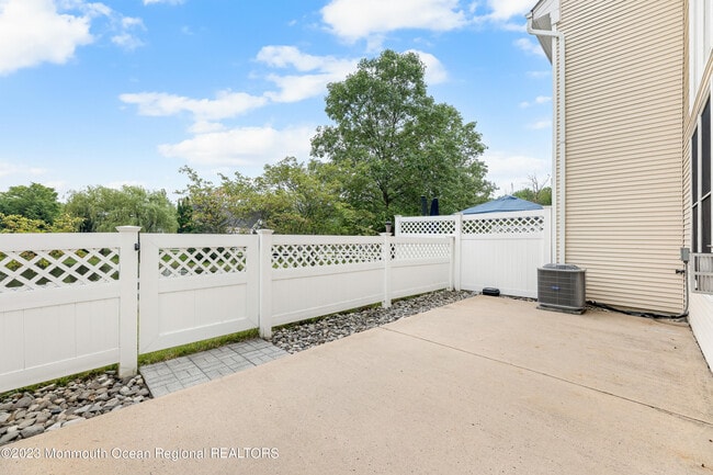 Foto del edificio - 124 Deepwater Cir