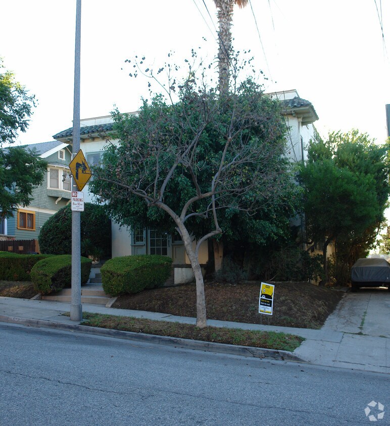 Building Photo - 816-818 N La Fayette Park Pl