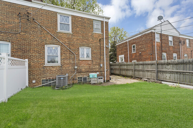 Building Photo - 5156 W 63rd Pl