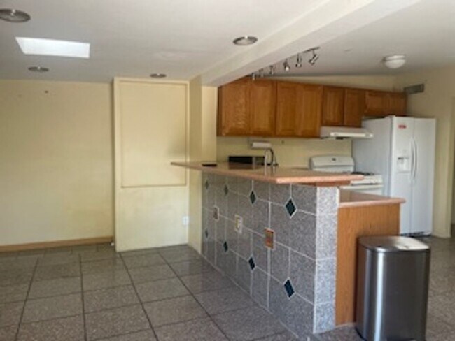 Foto del edificio - Beautiful spacious house in super location within walking distance and right across from the Reid...