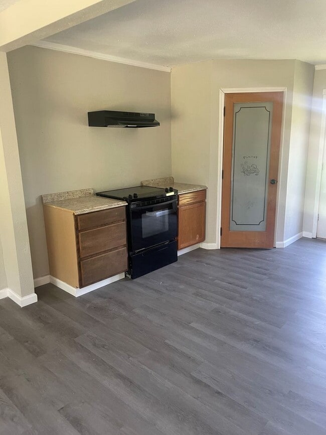 Building Photo - 4 Bedroom, 2 Bathroom Home