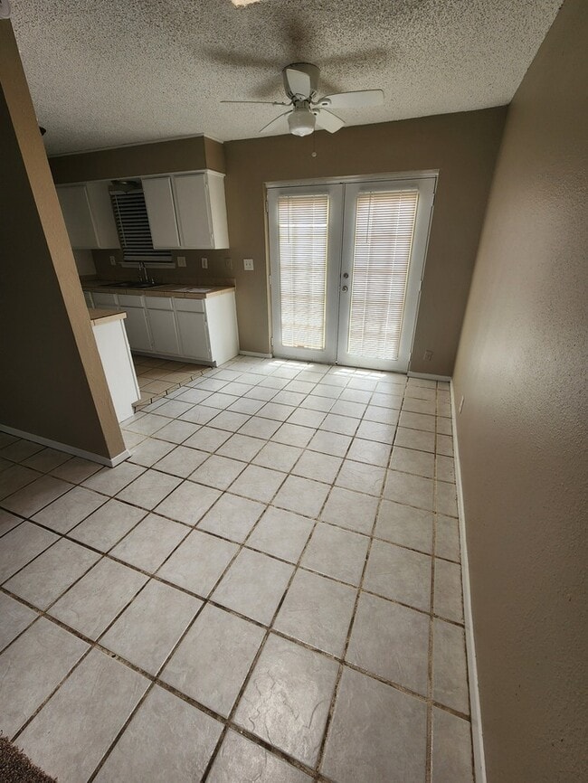 Foto del edificio - 3 bed 2 bath, 2 story townhome, 2 car garage