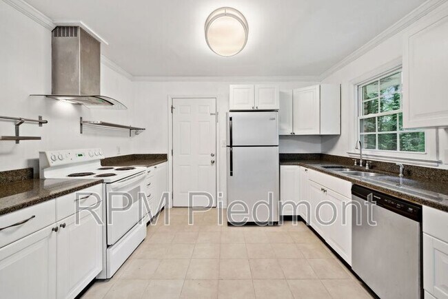 Building Photo - 2833 Rockcliff Rd SE