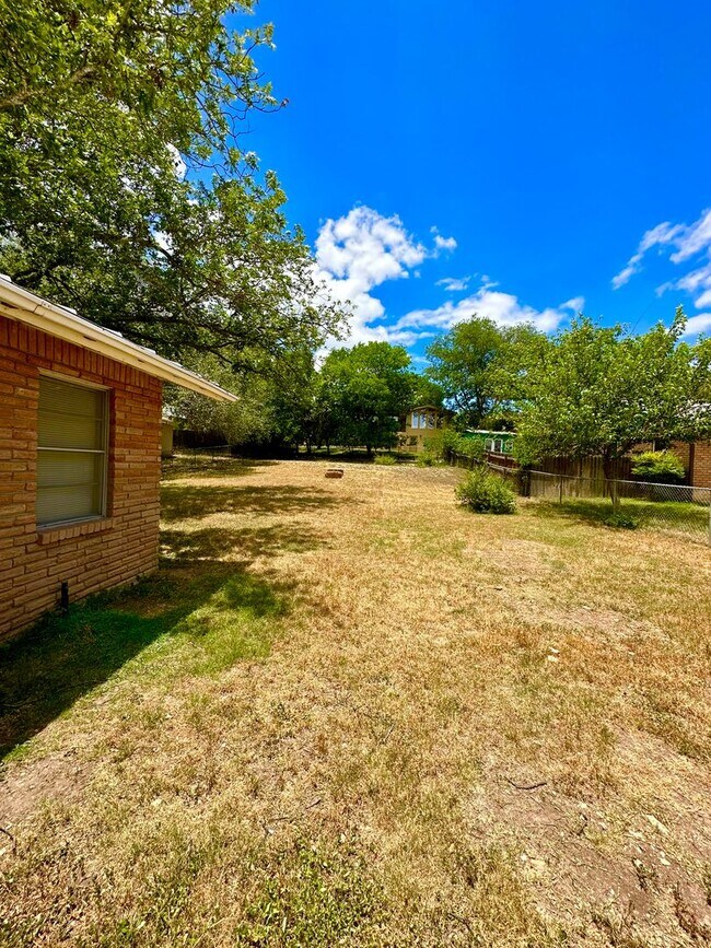 Building Photo - Charming 3/2 Home