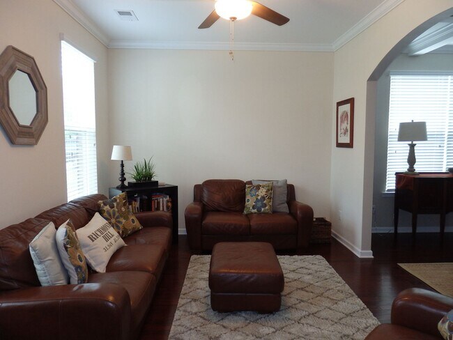 Foto del edificio - Look No Further. You Have Found Home!!! Available July 15th!
