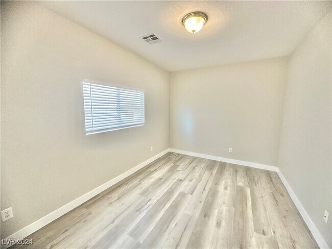 Foto del edificio - 174 Rose Lake St