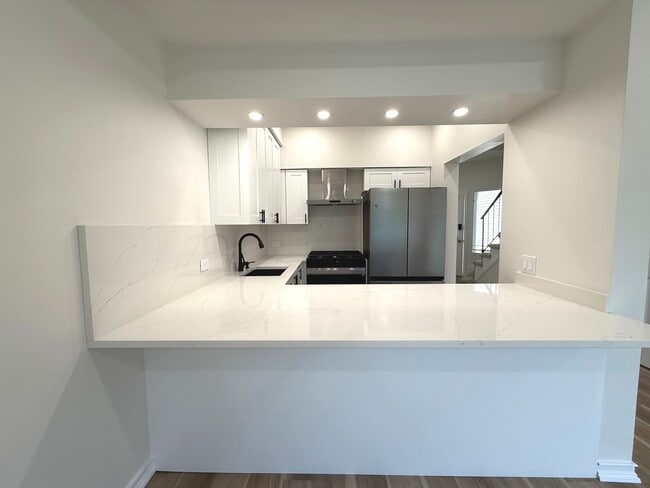 Building Photo - 7825 Darien Lakes Dr