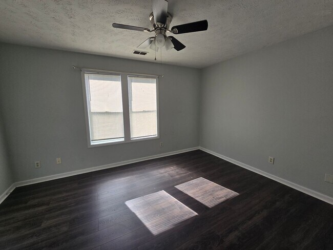 Building Photo - 979 Stewarts Creek Dr