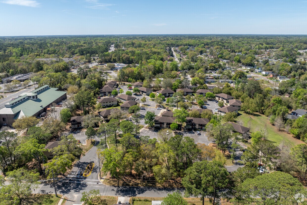 Contexto - Pine Hill Apartments