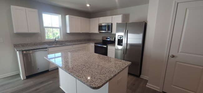 Building Photo - 3 BR Townhome in Arden Woods Townhomes