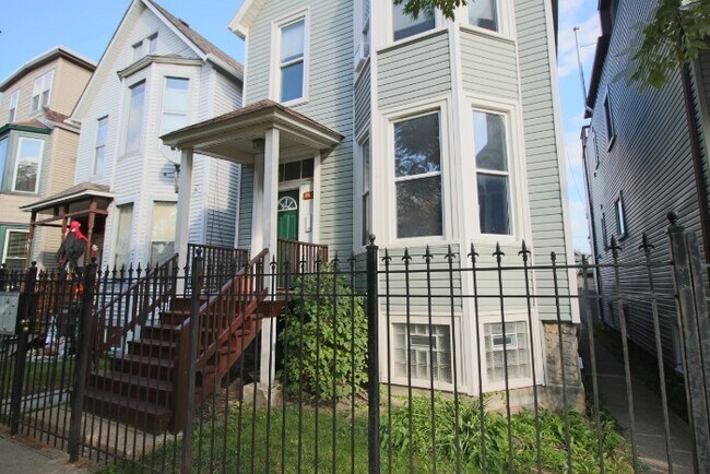 Foto del edificio - 1811 N Kedzie Ave