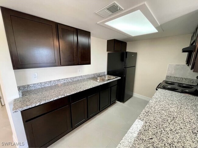 Building Photo - 4052 Bayshore Dr