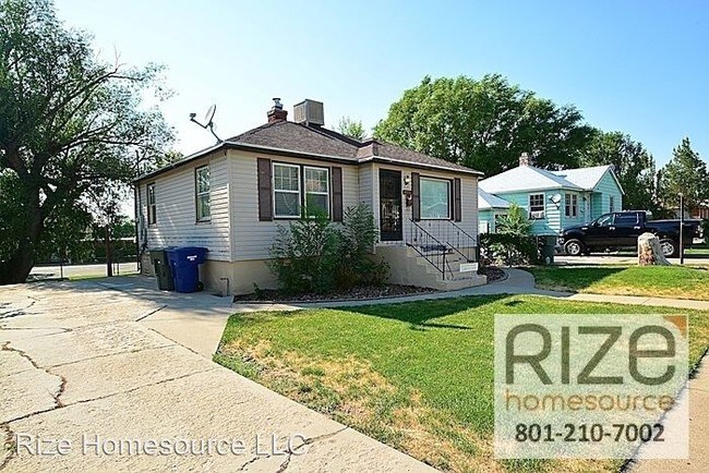 Building Photo - 2069 Van Buren Ave