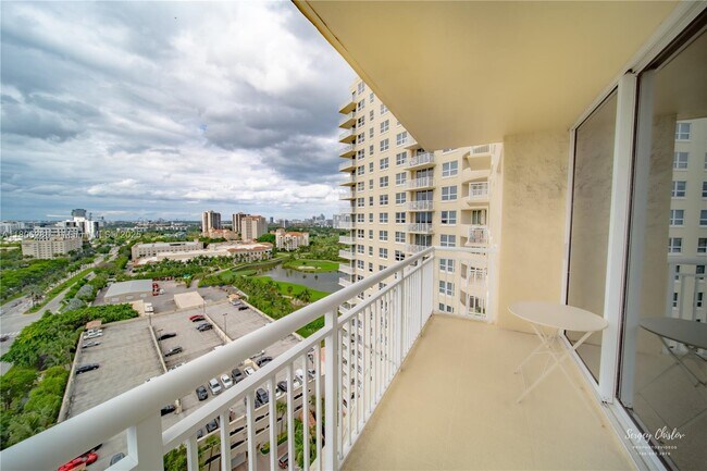 Foto del edificio - 19501 W Country Club Dr