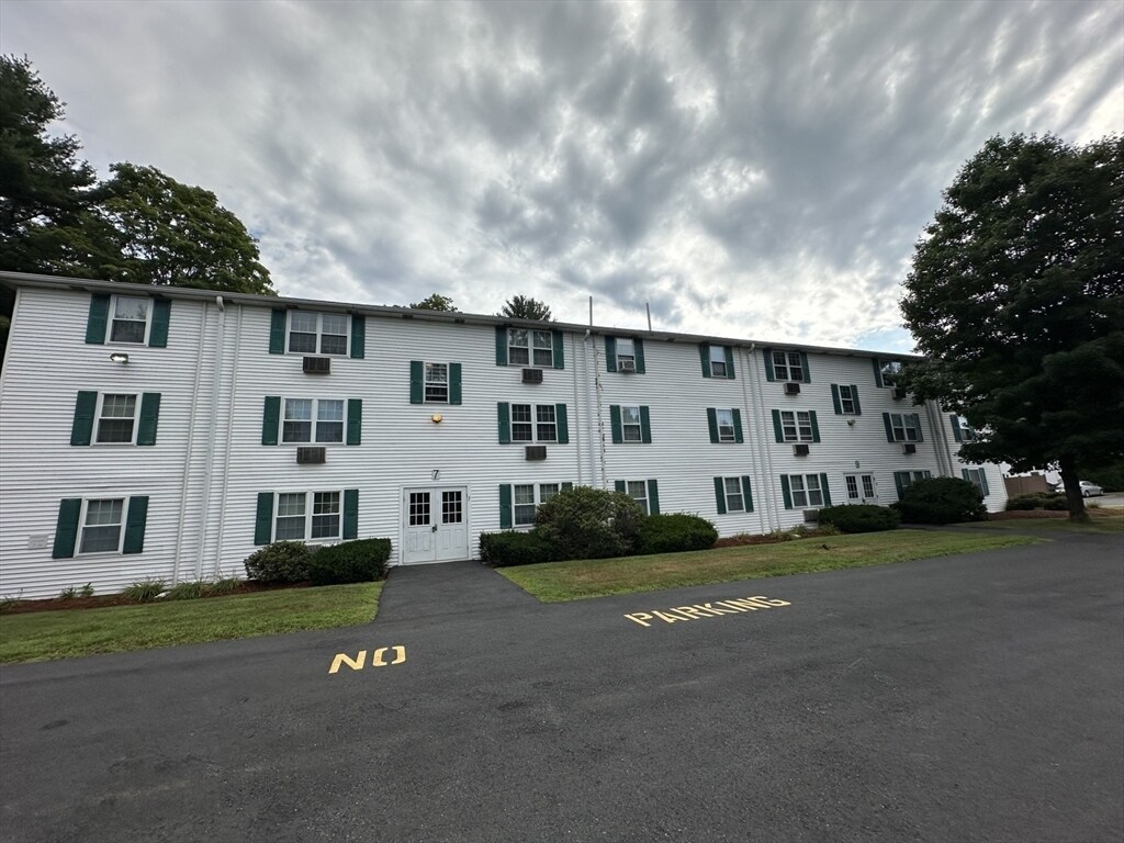 Primary Photo - 7 Bayberry Rd