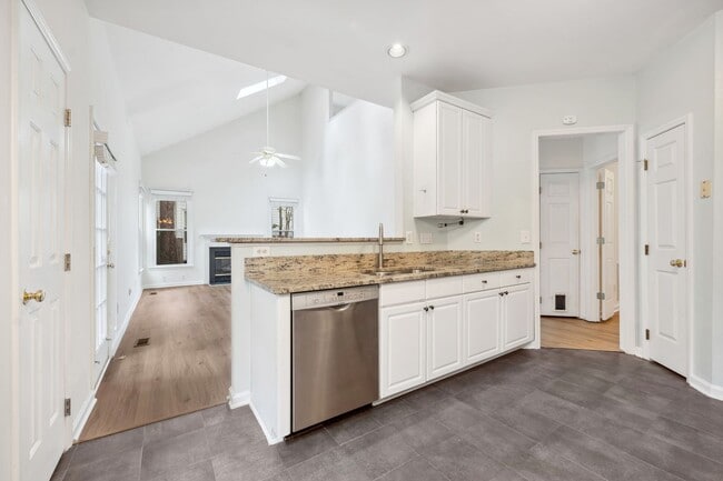 Building Photo - Pet friendly, 3 bedroom home with bonus room and fenced yard in Woodlake!