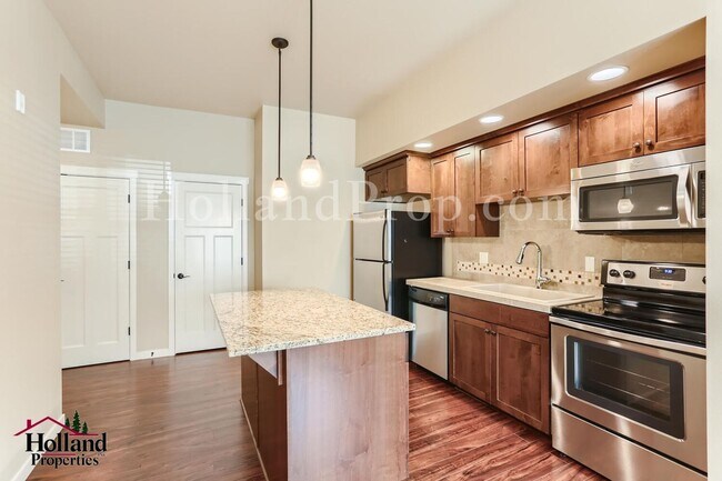 Foto del edificio - Nice ground floor 1 bedroom condo. Less than 1/4 mile to Nike!