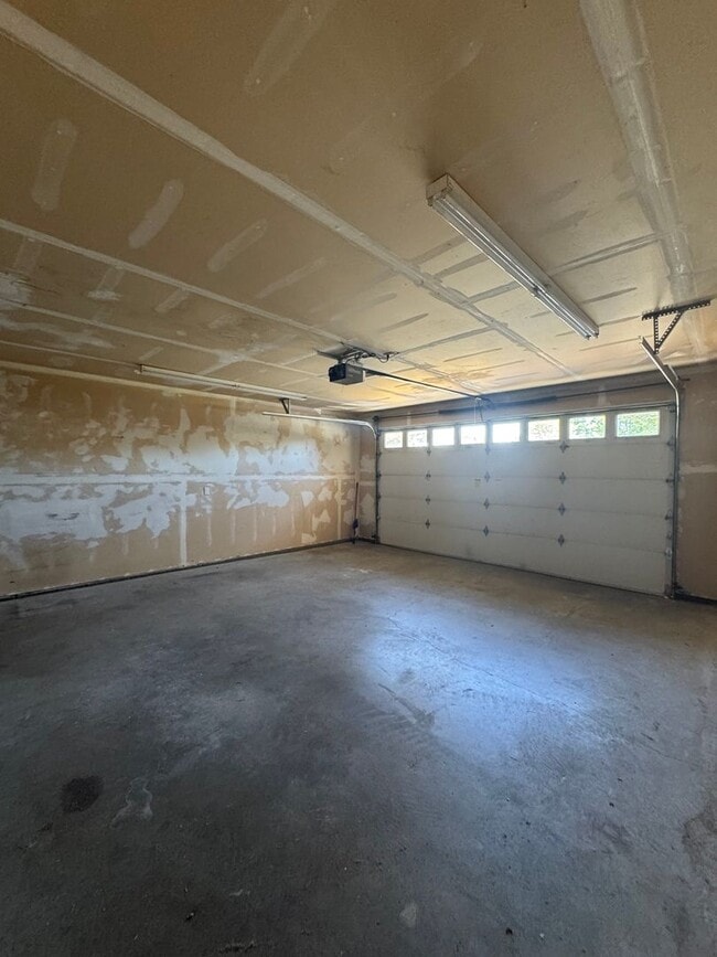 Building Photo - 605 Tamarack St