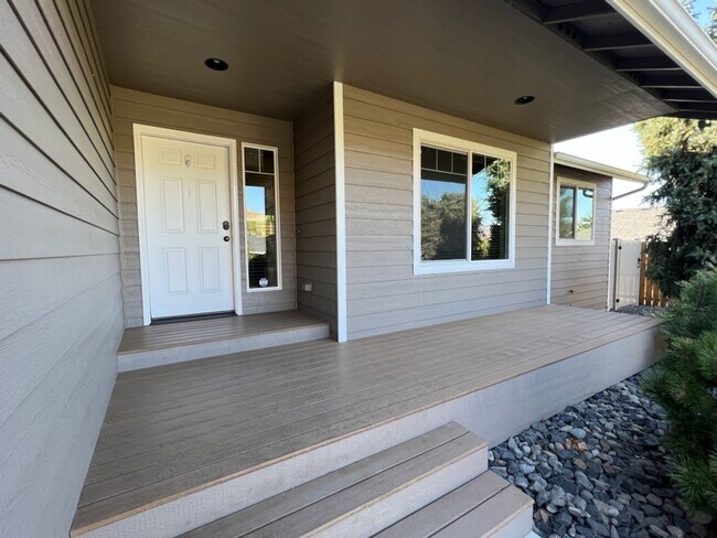 Building Photo - Beautiful 3 bed/2 bath rambler! 2 car gara...
