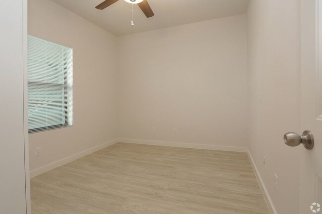 Building Photo - Modern 1 Bedroom Apartment Refrigerated A/C