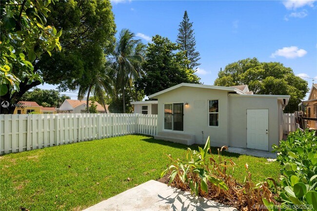 Building Photo - 527 SW 31st Ave