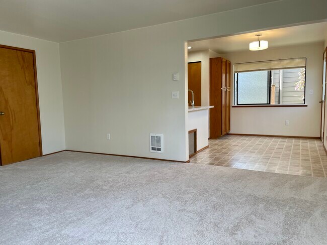 Spacious and light - 3420 34th Ave W