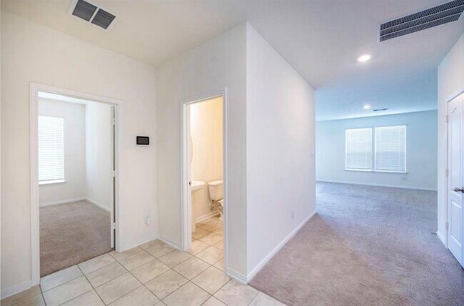 Foto del edificio - 702 Hardwood Grv Ct
