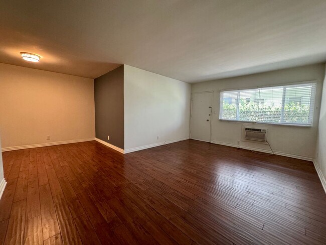 Foto del edificio - Updated Lower apartment with Hardwood Floo...