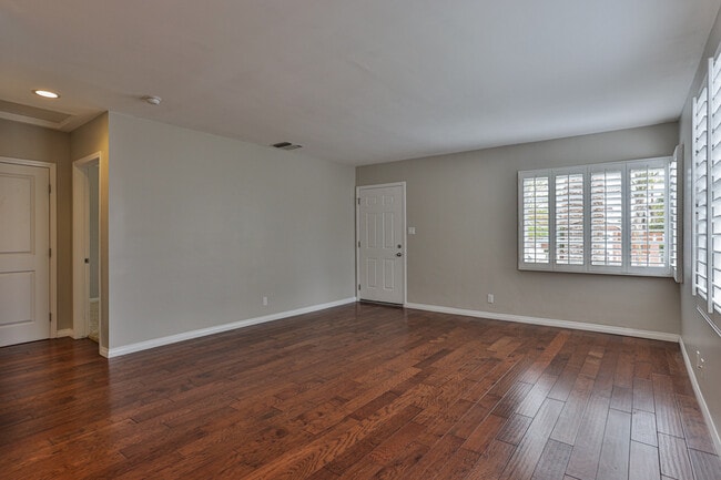 Sala de estar - 5907 Yarmouth Ave