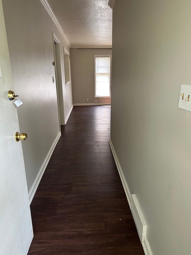 Building Photo - 2 bedroom 1 batg