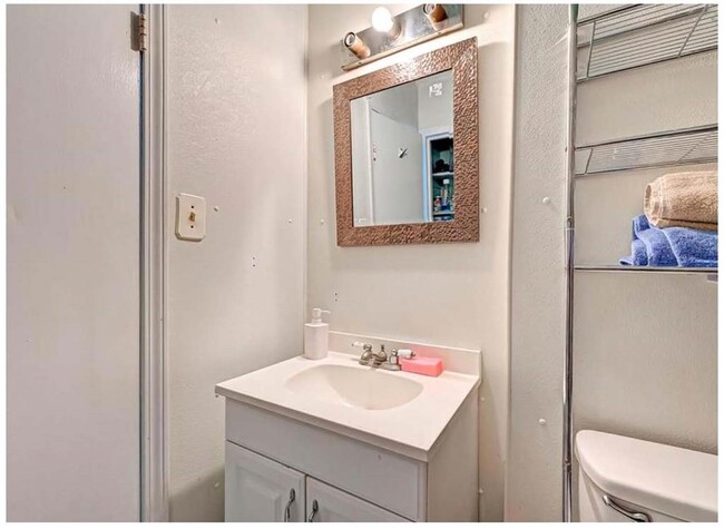 Building Photo - 538 Glenvale Dr