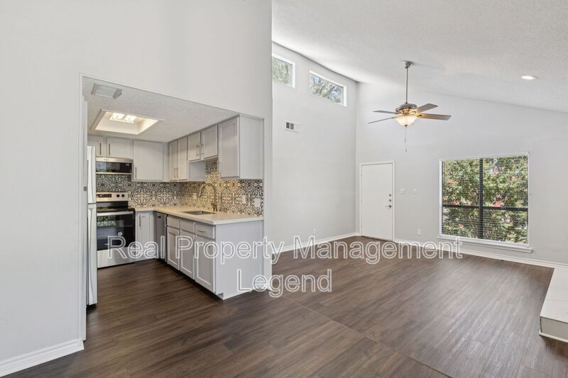 Foto principal - 6646 E Lovers Ln