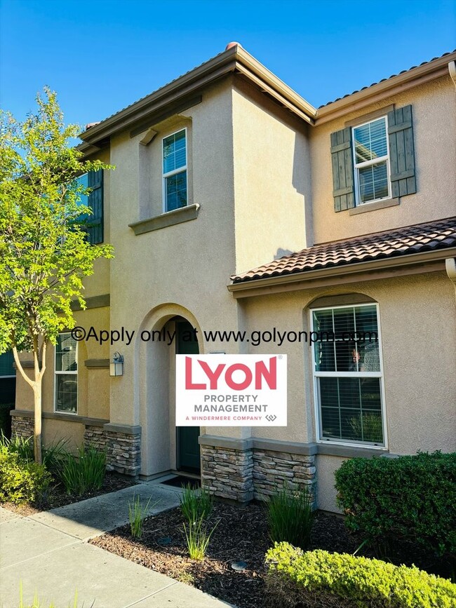 Foto del edificio - Gorgeous 4 bedroom/3 bat in Desirable Fols...