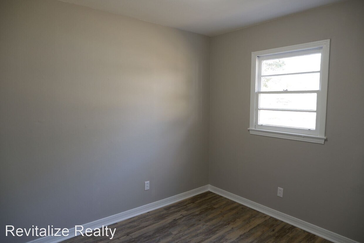 Foto principal - 3 br, 1 bath House - 6451 Barker Dr S