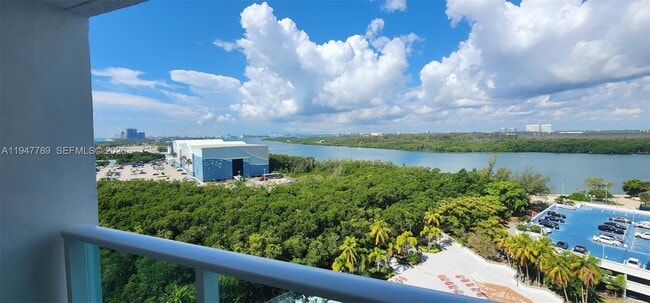 Building Photo - 100 Bayview Dr