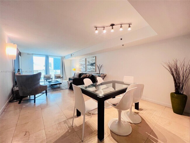 Building Photo - 1200 Brickell Bay Dr