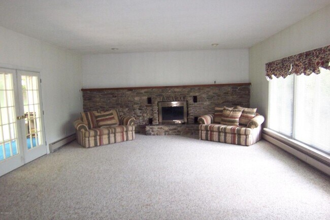 Grand Room - 612 E Rd