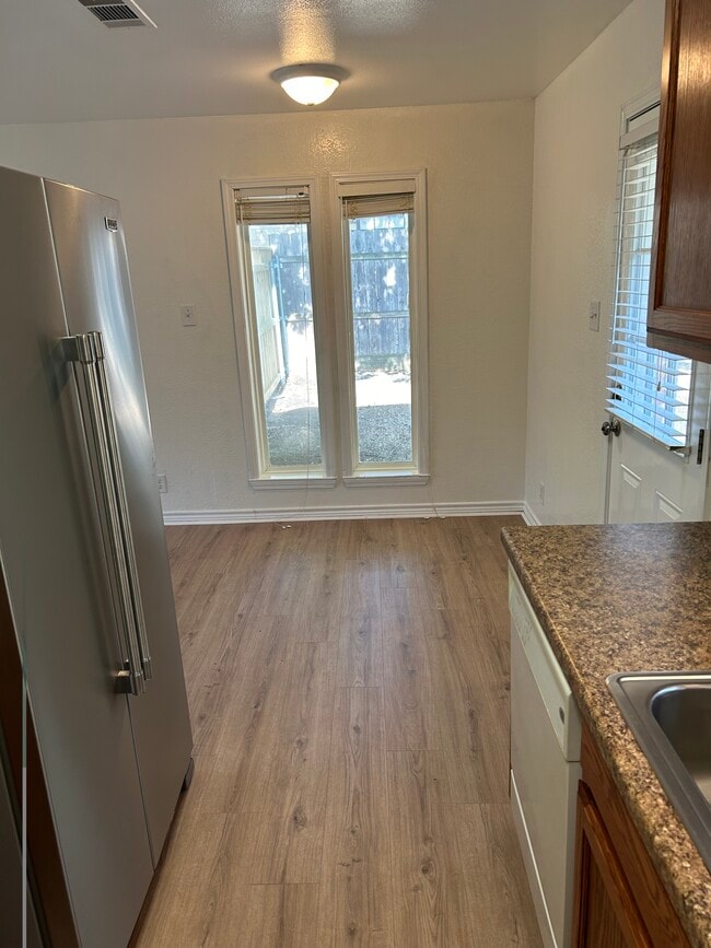 Foto del edificio - 317 W McLain Dr