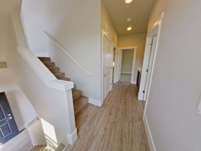 Building Photo - Greek Street Townhomes (335)