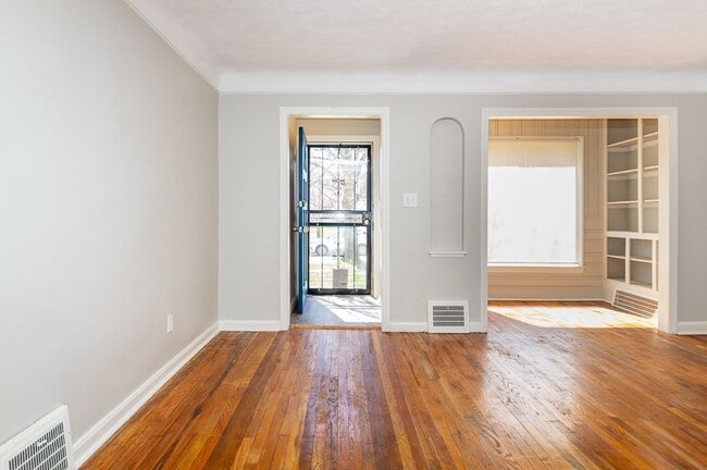 Building Photo - Renovated & Gorgeous 3 Bedroom 2 Bathroom ...