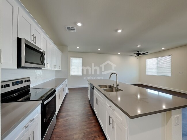 Building Photo - 582 Topiary Park Avenue