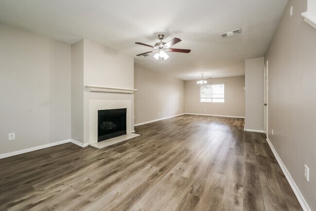 Foto del edificio - 18450 Hollow Oaks Cir