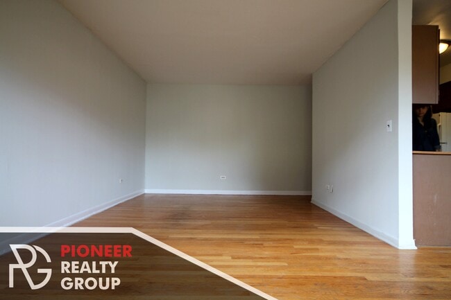 Building Photo - 502 W Briar Pl