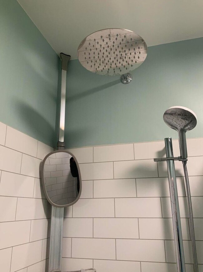 Building Photo - 2 Bed - 1 Bath - Pet Friendly