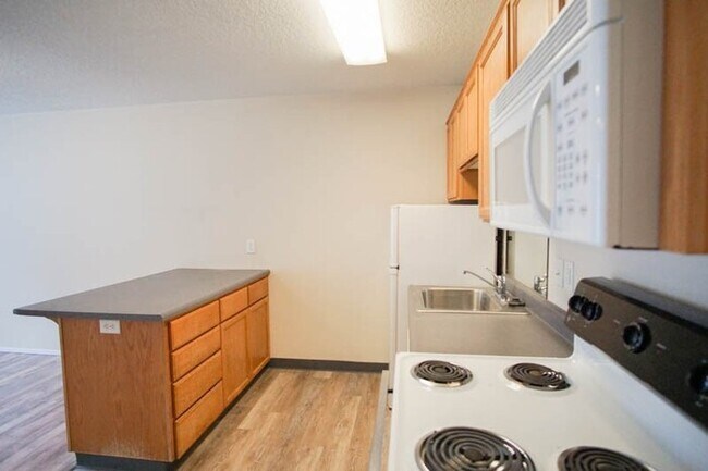 Building Photo - Lovely One Bedroom Available Mid-July!