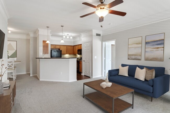 Amplia sala de estar - Carrington Park at Huffmeister Apartments