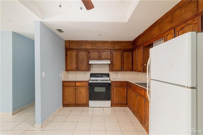 Building Photo - 15 E St John Dr