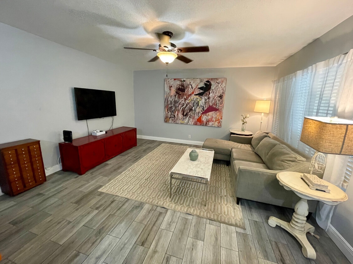 Living Room - 100 SE 6th Ave