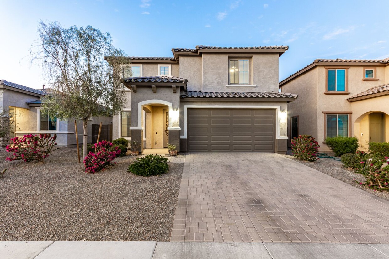 Foto principal - New Listing in Litchfield Park